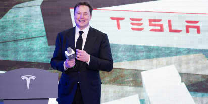 Elon Musk sells another $963 million of Tesla stock