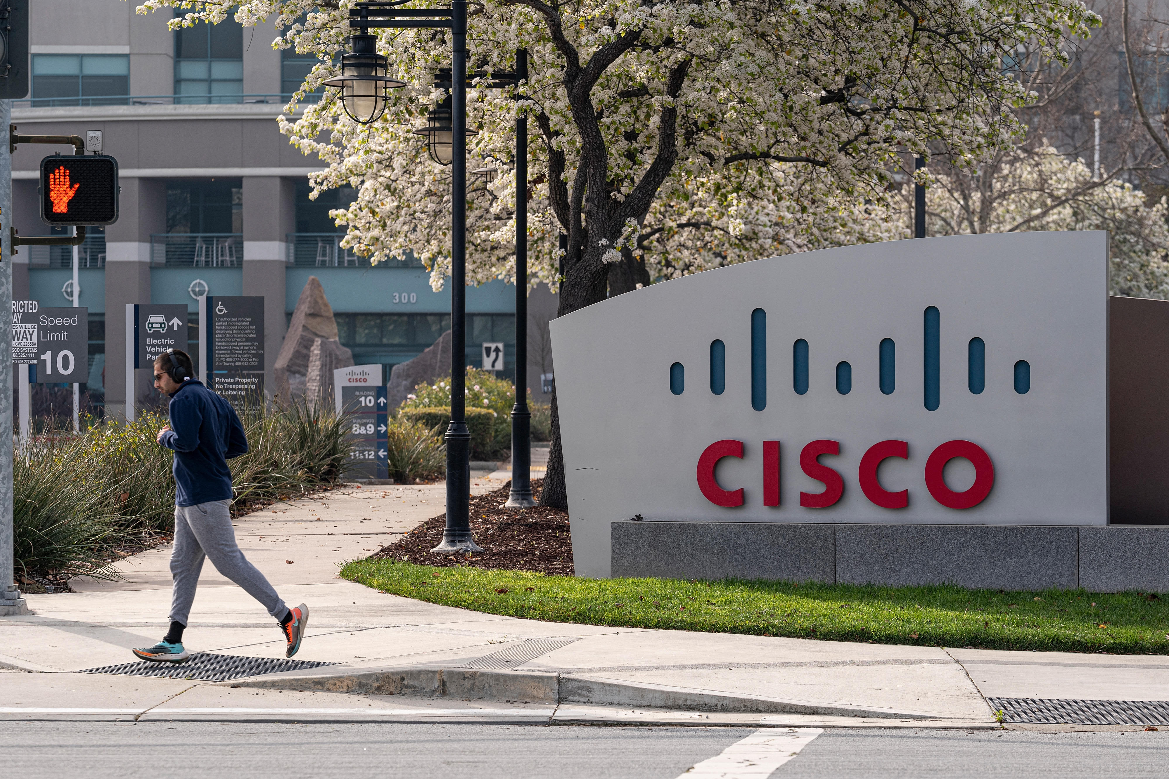 investing club: cisco systems defies the doubters with a beat and raise