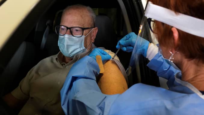 Ron Votral nhận vắc xin chống lại bệnh do coronavirus (COVID-19) tại một điểm tiêm chủng lái xe ở Robstown, Texas, ngày 9 tháng 2 năm 2021.