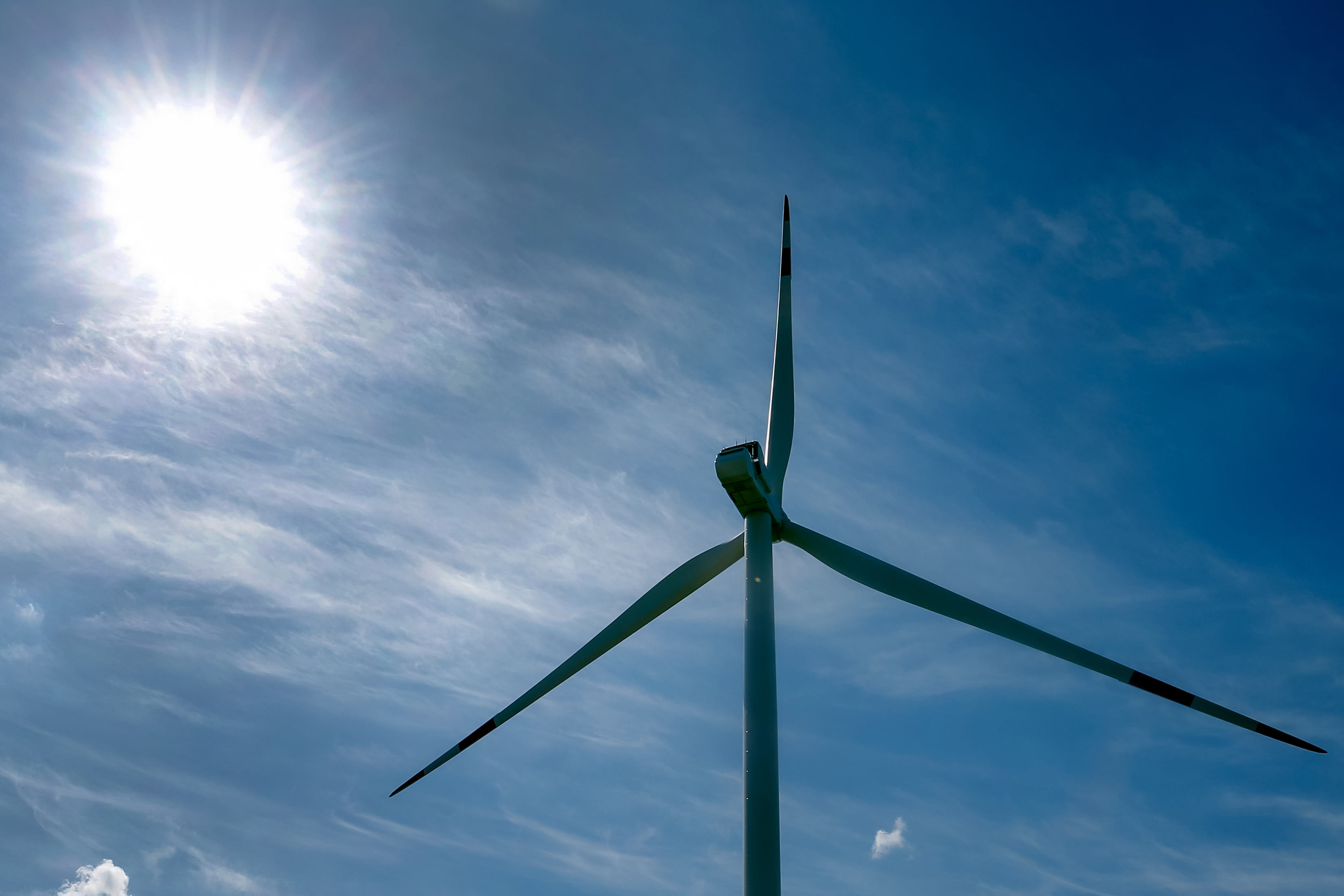 Vestas launches jumbo offshore wind turbines to suit opponents