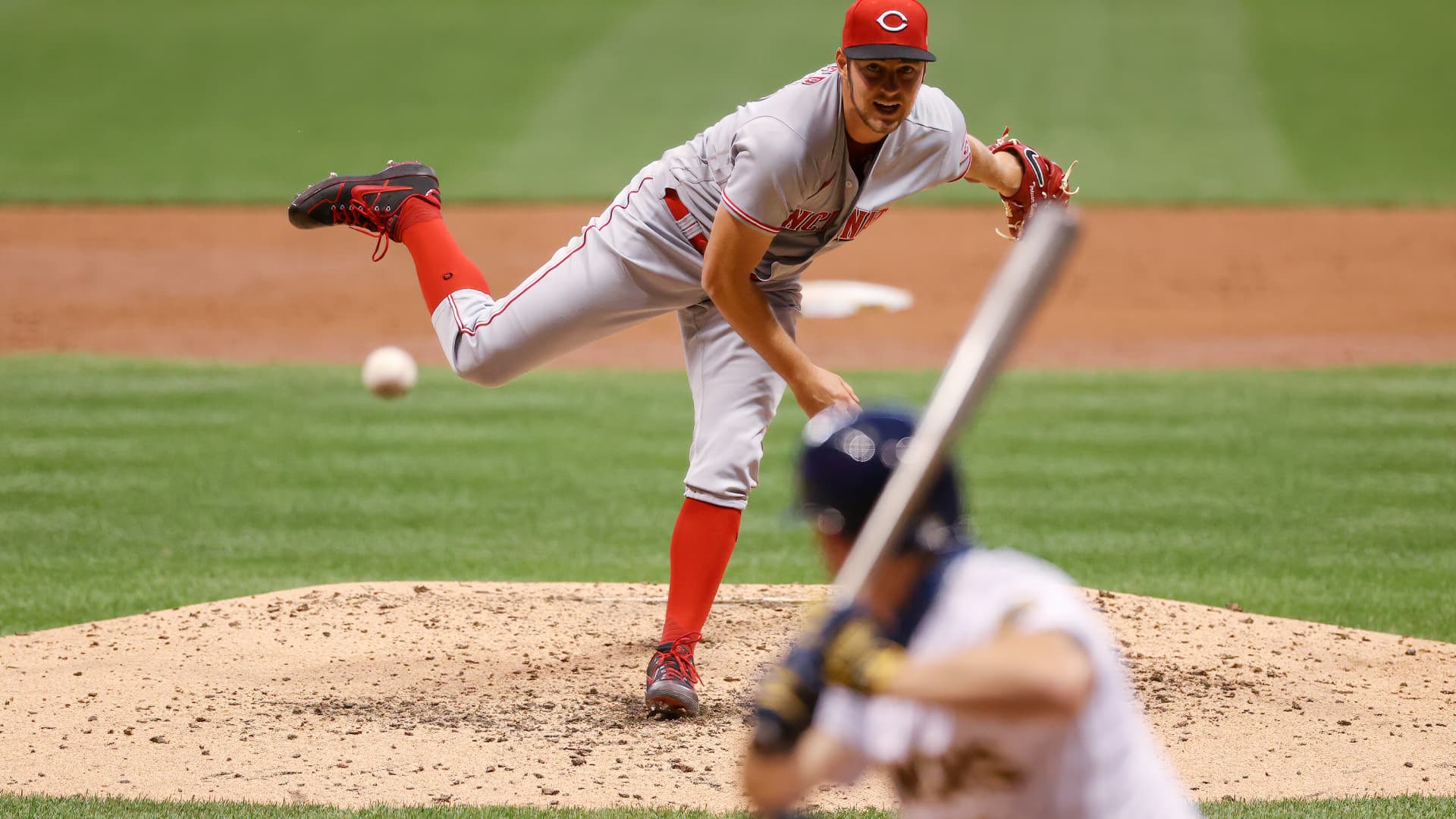 Trevor Bauer #27 of the Cincinnati Reds pitches in the third inning against the Milwaukee Brewers at Miller Park on August 07, 2020 in Milwaukee, Wisconsin.
