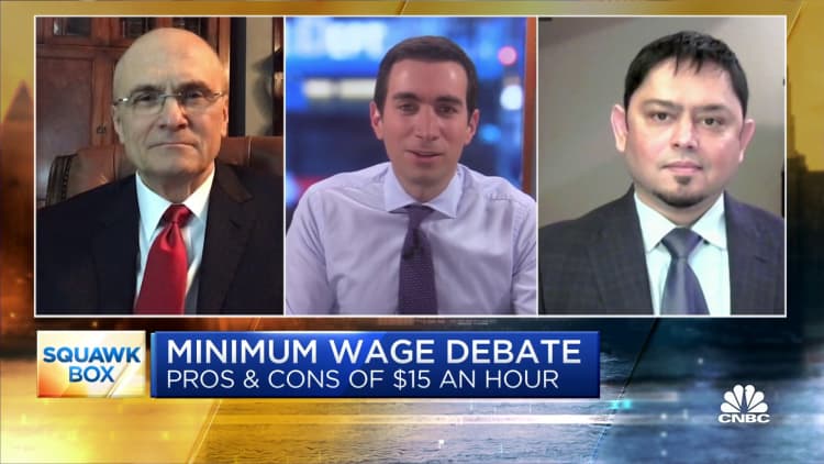 Here are the pros and cons of a $15 per hour federal minimum wage