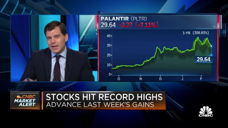 Palantir shares sink on fourth-quarter earnings