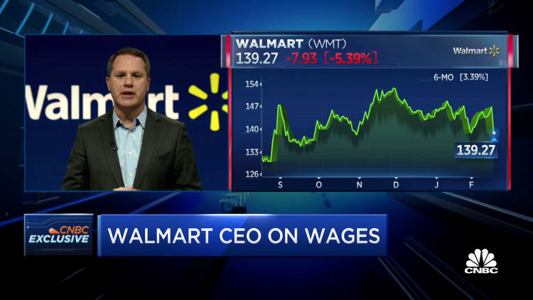 Walmart CEO: Federal minimum wage should be raised