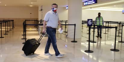 Cruz flies home after furor over Cancun trip during Texas deep freeze