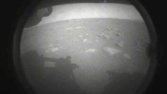 La primera imagen fue transmitida a la Tierra desde el rover de Marte Peseverance después de aterrizar en la superficie.