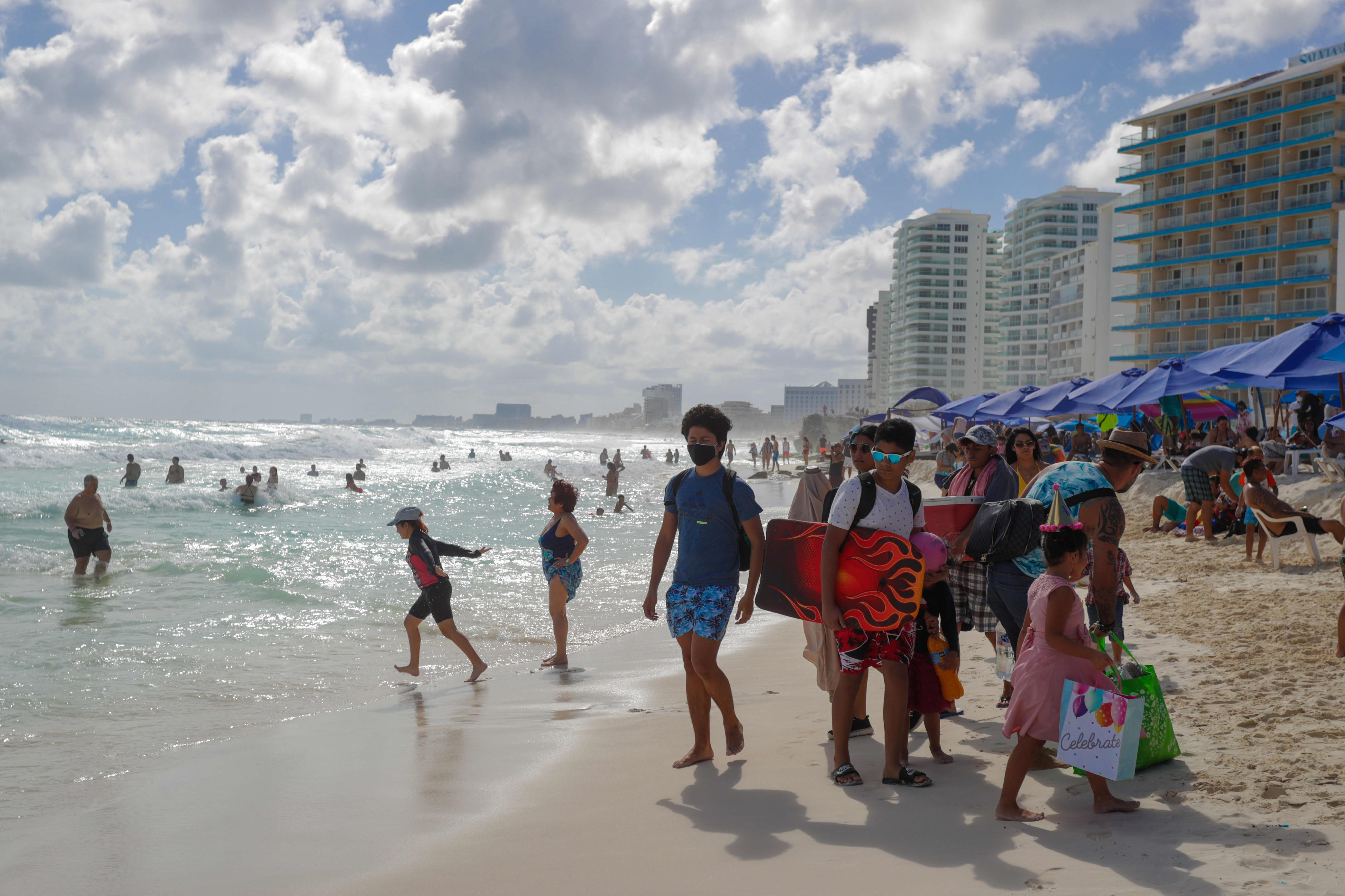 Ted Cruz gets slammed, but Americans are flocking to Cancun