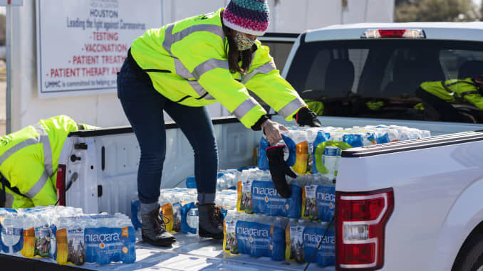 Miejscy pracownicy i wolontariusze rozprowadzają butelkowaną wodę na stadionie Delmar w Houston w Teksasie w USA w środę 19 lutego 2021 r.