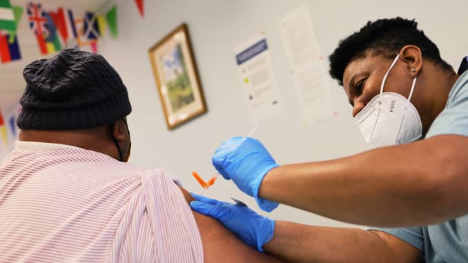 Larry Wiggins được Anya Harris tiêm vắc xin Moderna coronavirus (COVID-19) tại Trung tâm Cấp cao Red Hook Neighborhood ở khu Red Hood của quận Brooklyn vào ngày 22 tháng 2 năm 2021 tại Thành phố New York.