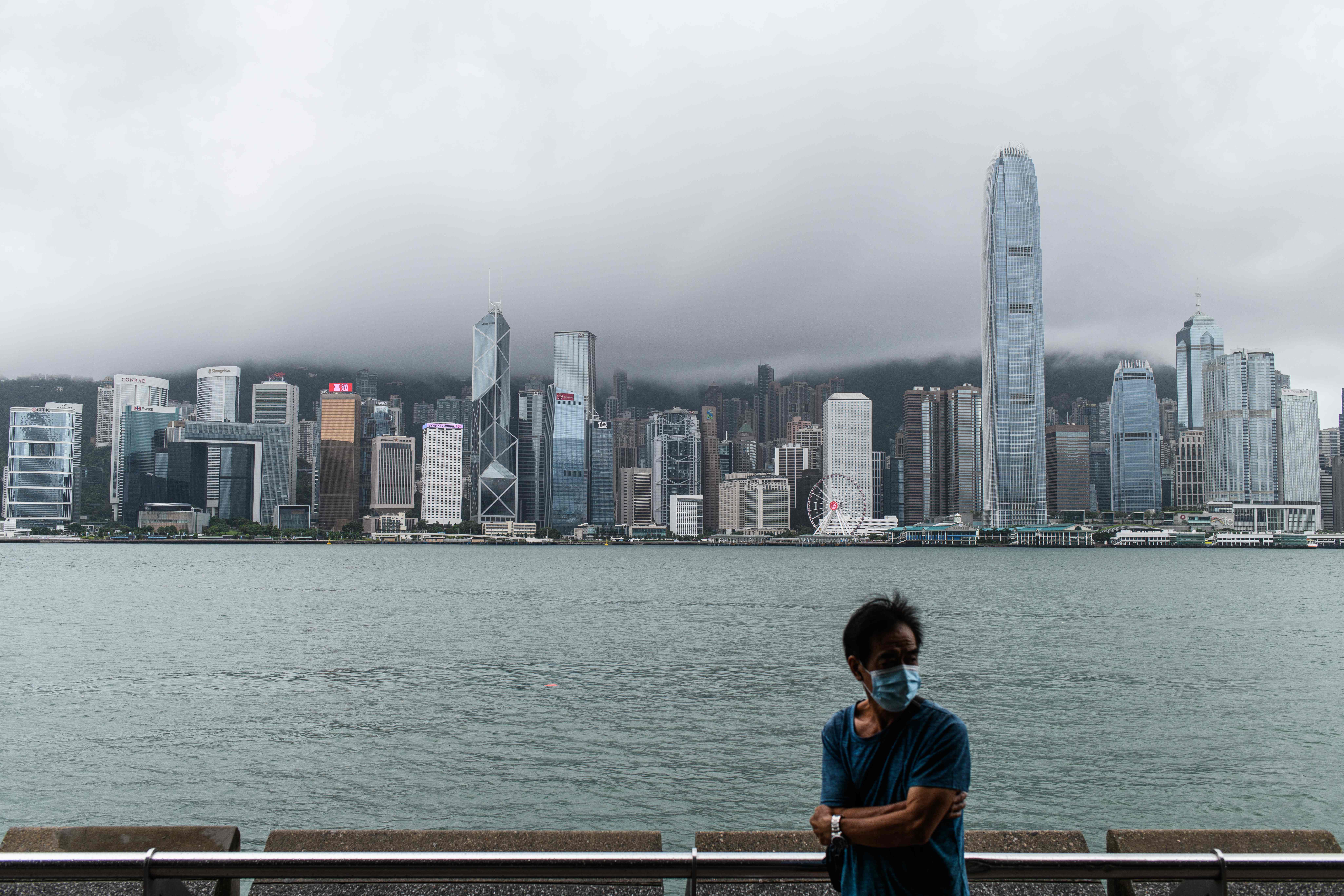 Honkongas skelbia biudžetą, kuriuo siekiama ištraukti ekonomiką iš kovos recesijos