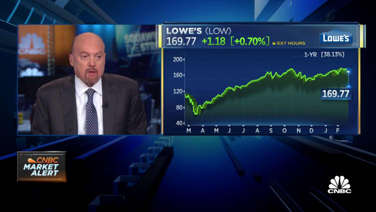 Cramer: Investors should go with Lowe's over Home Depot