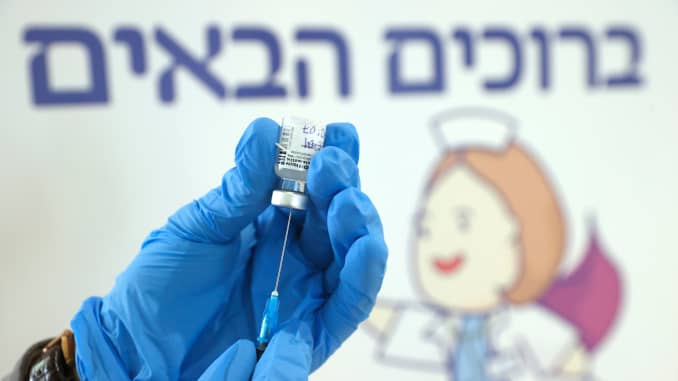 Un trabajador de la salud israelí de Maccabi Healthcare Services se prepara para administrar una dosis de la vacuna Pfizer-BioNtech el 24 de febrero de 2021 en Tel Aviv.