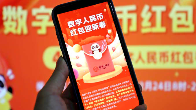 Một gói tiền kỹ thuật số màu đỏ của Trung Quốc được nhìn thấy trên điện thoại di động trong một bức ảnh được sắp xếp khi thành phố Thành Đô bắt đầu phân phát 200.000 E-CNY 'bao lì xì' trị giá 40 triệu nhân dân tệ vào ngày 24 tháng 2 năm 2021 tại Nghi Xương, tỉnh Hồ Bắc của Trung Quốc.