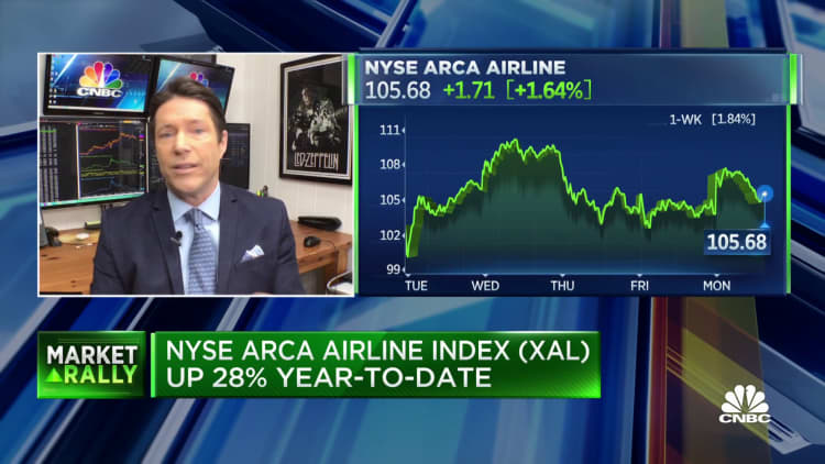Why trader Tim Seymour likes Delta over other airline stocks