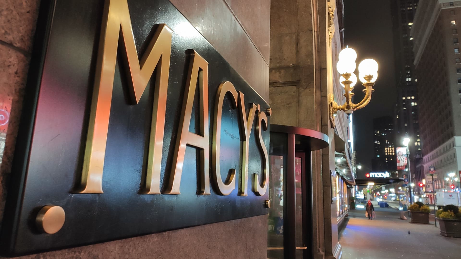 Macy’s cuts full-year forecast despite strong quarter fearing shoppers will pull back on spending – CNBC