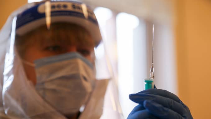 Một nhân viên y tế cầm một ống tiêm có vắc xin Gam-COVID-Vac (Sputnik V) Covid-19.