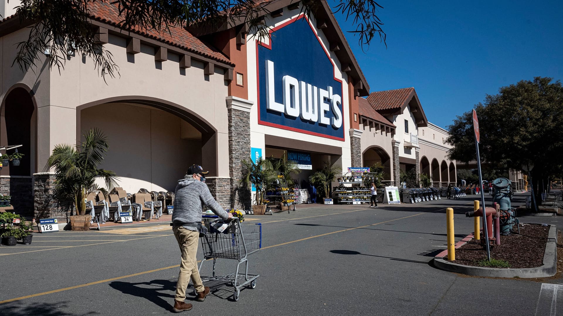 Lowe’s reports mixed second-quarter results, citing shortened spring that hurt sales