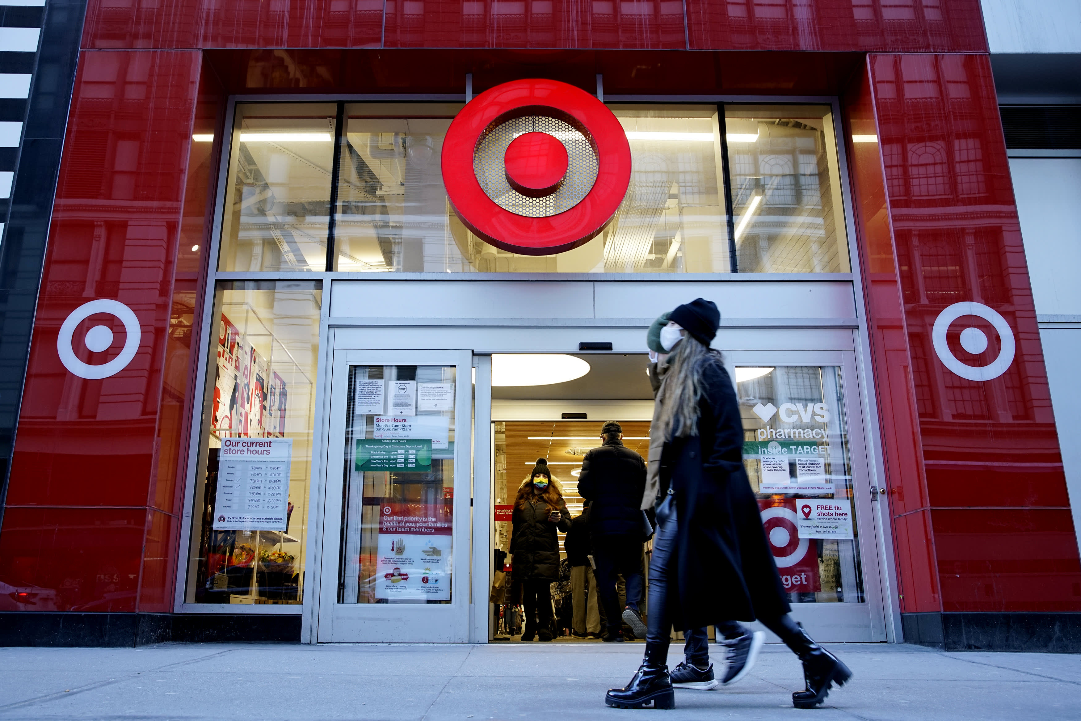 Target tops earnings estimates but shares fall as retailer focuses on keeping customer prices low – CNBC