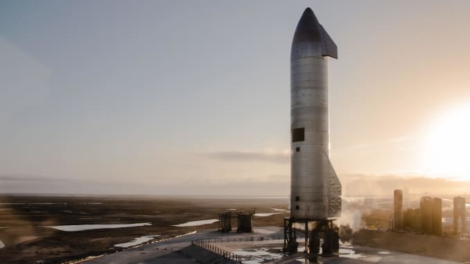 O protótipo de foguete SN10 está na plataforma de lançamento nas instalações da empresa em Boca Chica, Texas.
