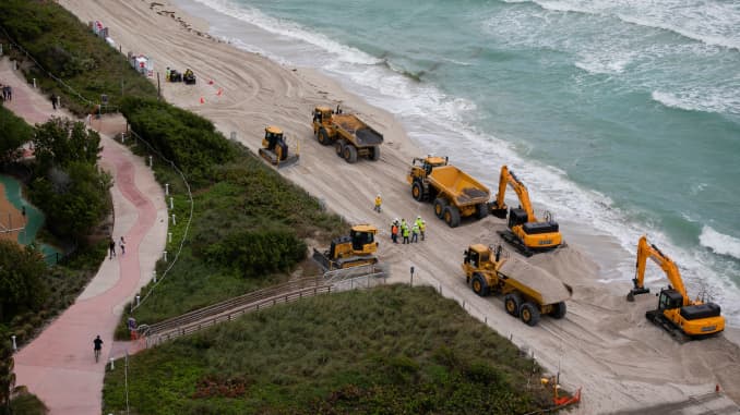 Dozens of trucks dump hundreds of thousands of tons of sand on Miami Beach as part of U.S. government measures to protect Florida's tourist destinations against the effects of climate change.