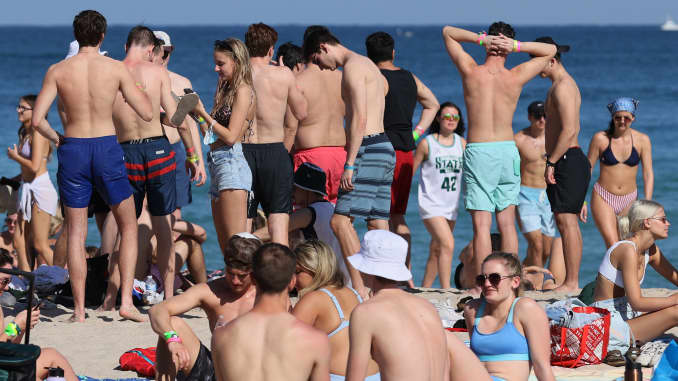 Mọi người vui đùa trên bãi biển vào ngày 4 tháng 3 năm 2021 ở Fort Lauderdale, Florida.  Sinh viên đại học đã bắt đầu đến khu vực Nam Florida để tham gia nghi lễ nghỉ xuân hàng năm.