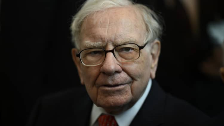 What Buffett and Baron's sell-off of Apple and Tesla means for investors