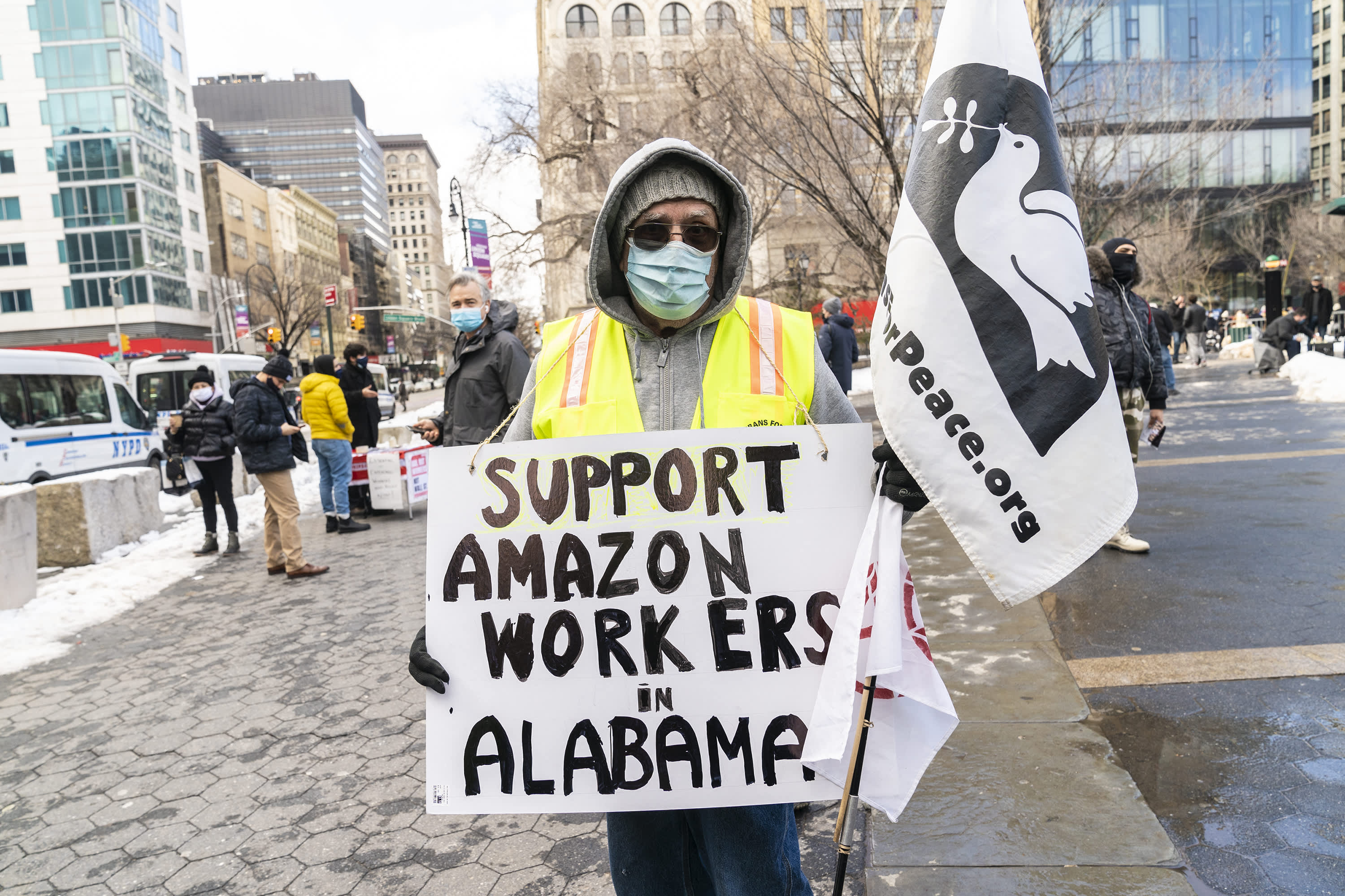 Lawmakers show solidarity with Amazon union vote in Alabama