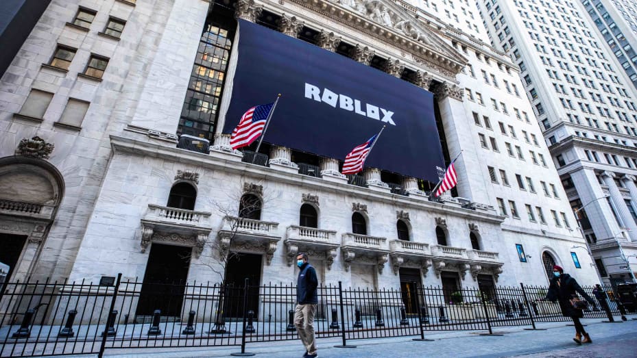 Roblox (RBLX) Stock Falls After Quarterly Bookings Miss Wall