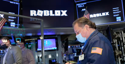 Roblox shares close down 26% after earnings miss 