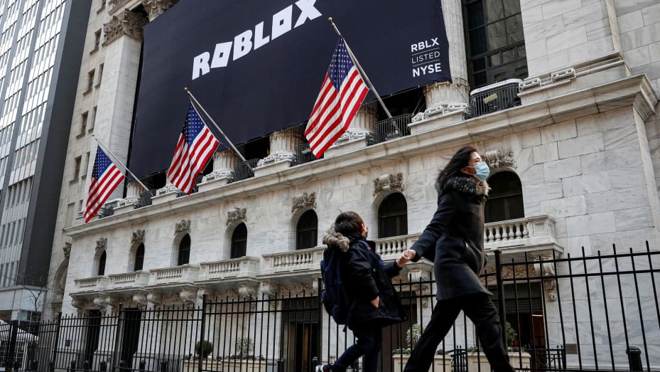 Roblox Stock Slides After Company Reports Decline In Users And Their Spending - roblox event schedules 2021