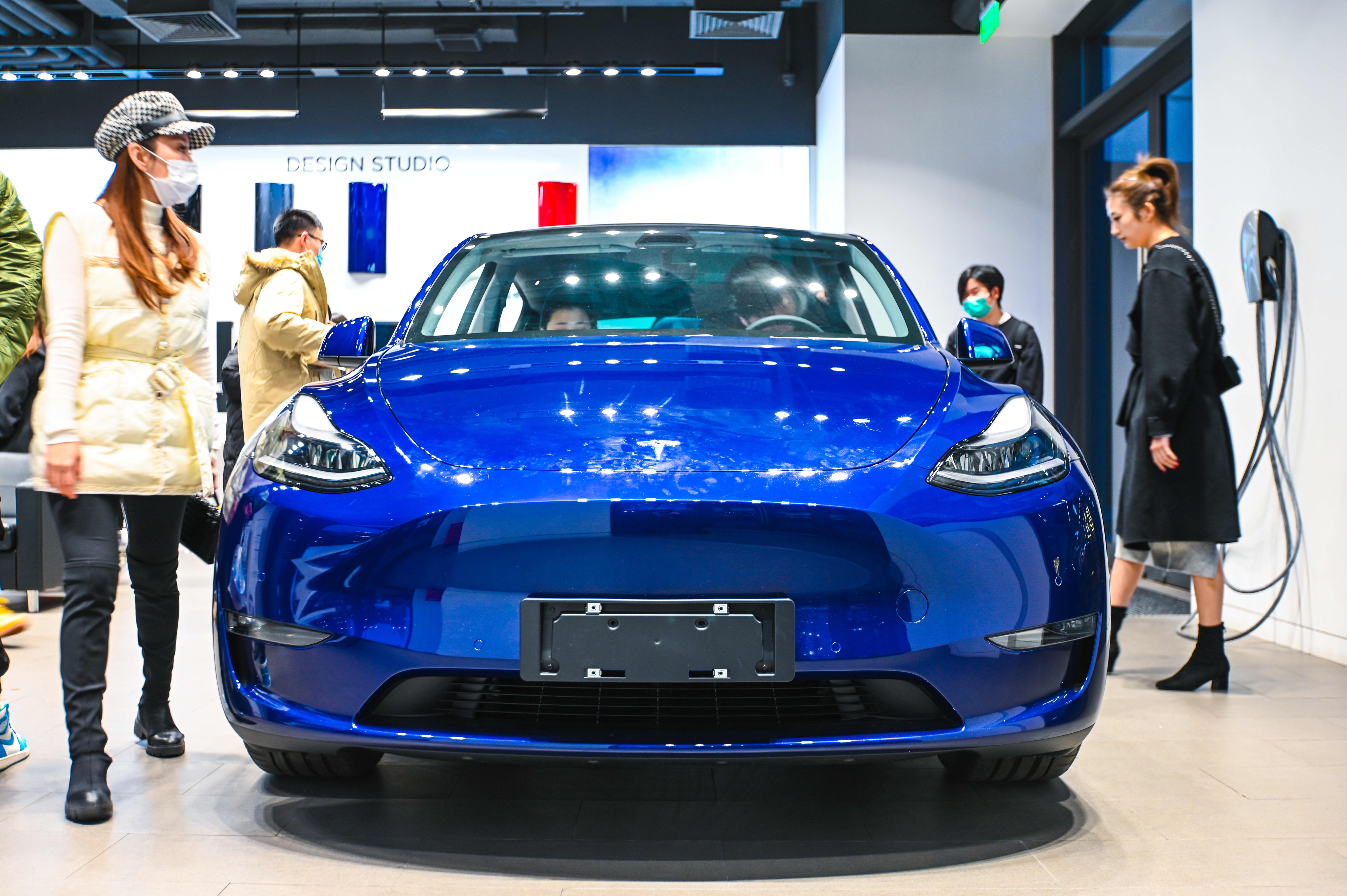 Tesla’s Y model, made in China, takes off despite falling car sales at the holiday season