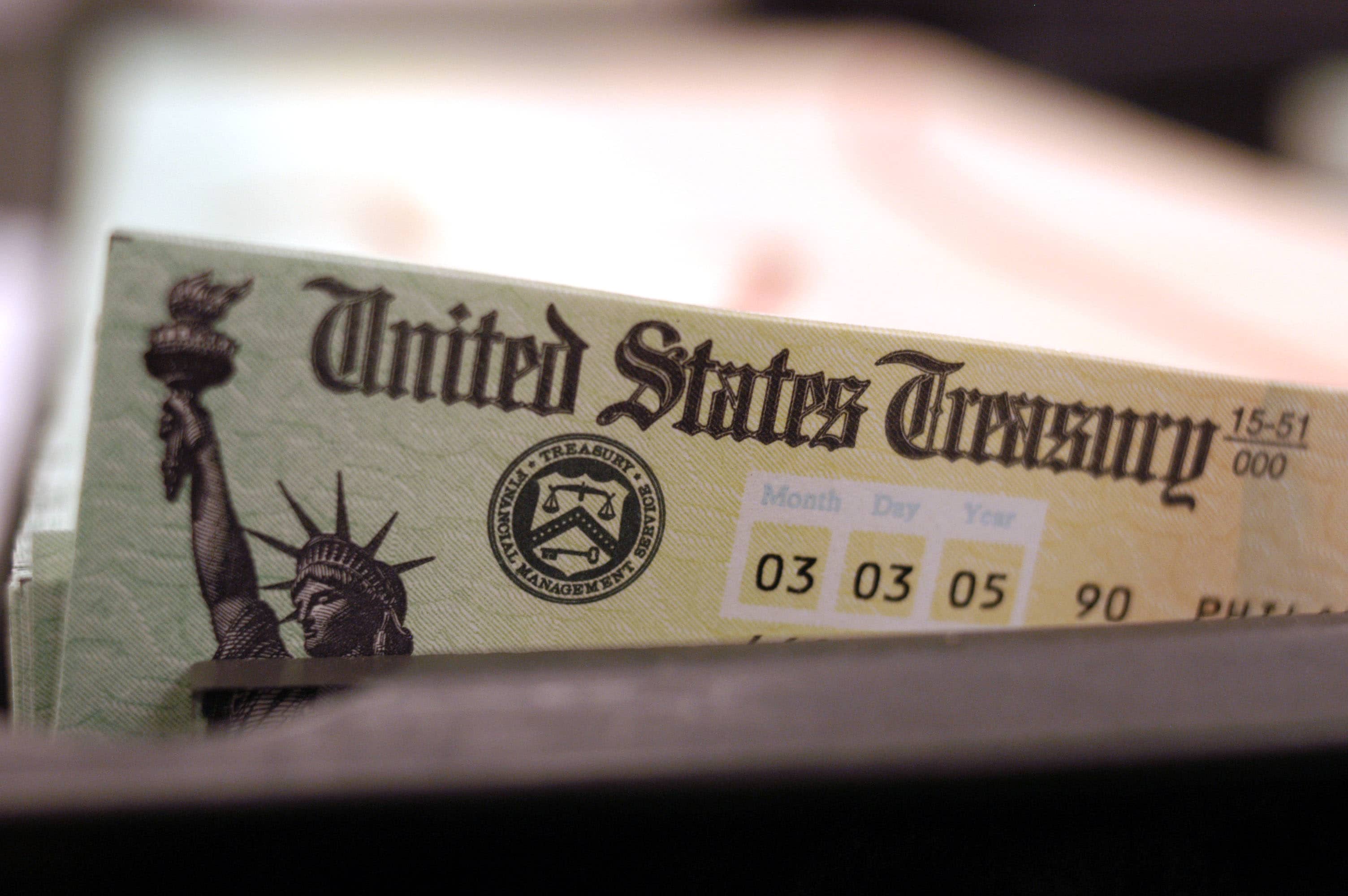 The US issued 90 million checks for $ 242 billion