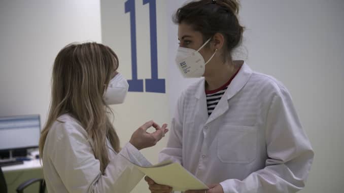 Nhân viên y tá chờ tiêm vắc xin COVID 19 của AstraZeneca tại Trung tâm Thể thao Đại học CUS Turin vào ngày 14 tháng 3 năm 2021 tại Turin, Ý.