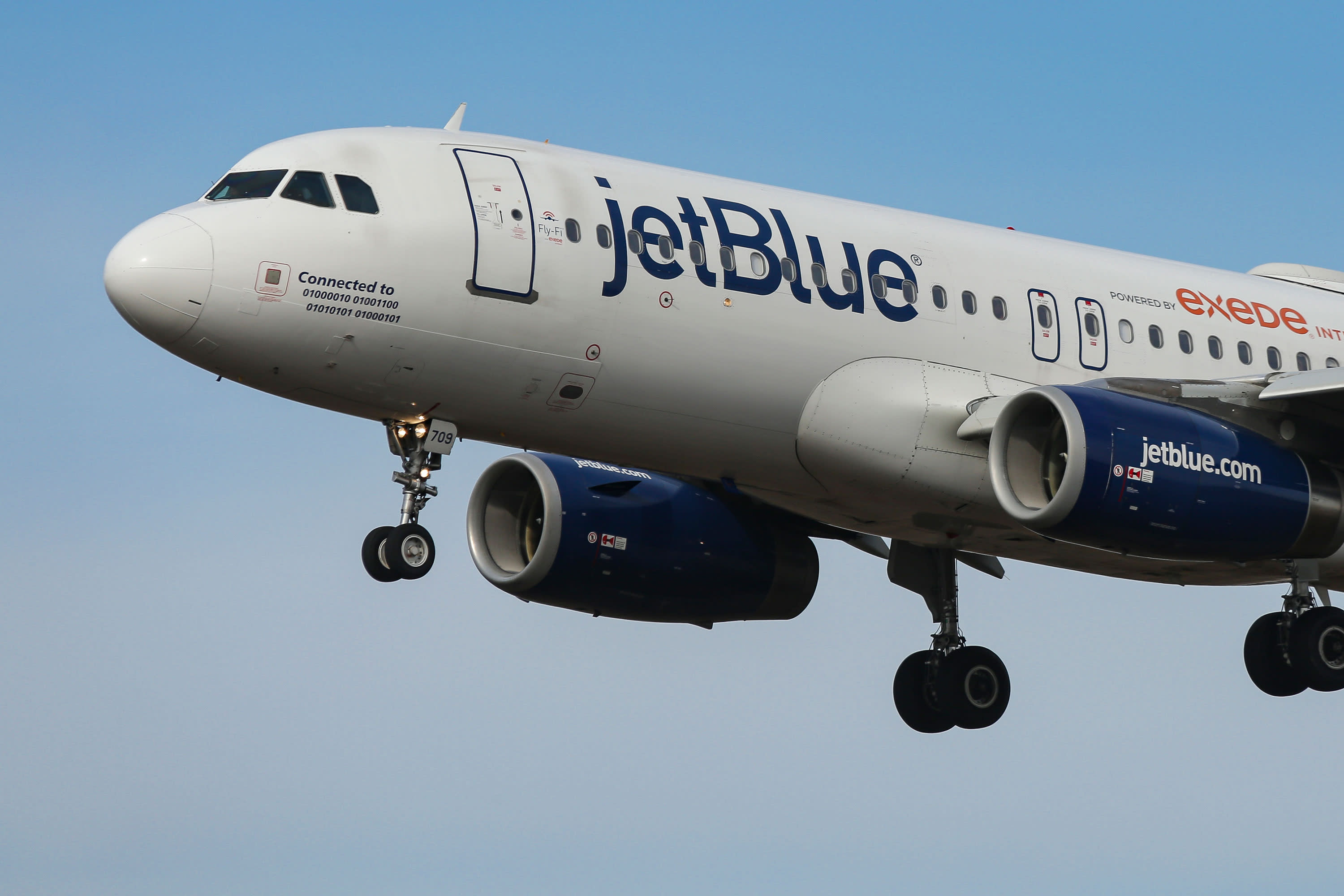 JetBlue cuts hundreds of flights through mid-January, expecting more omicron sick calls