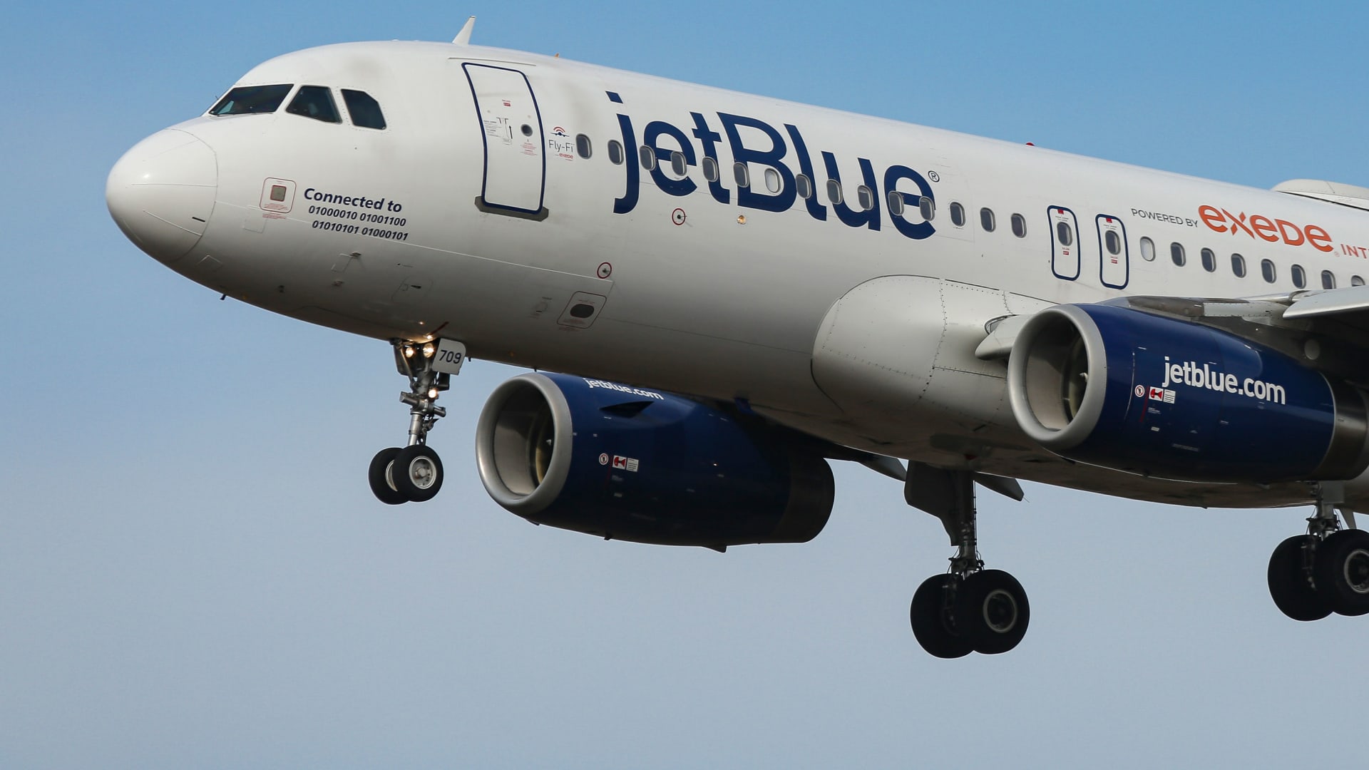 JetBlue shares tumble as costs push it to a loss despite profit forecast on higher fares