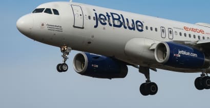 JetBlue shares tumble as costs push it to a loss despite profit forecast on higher fares