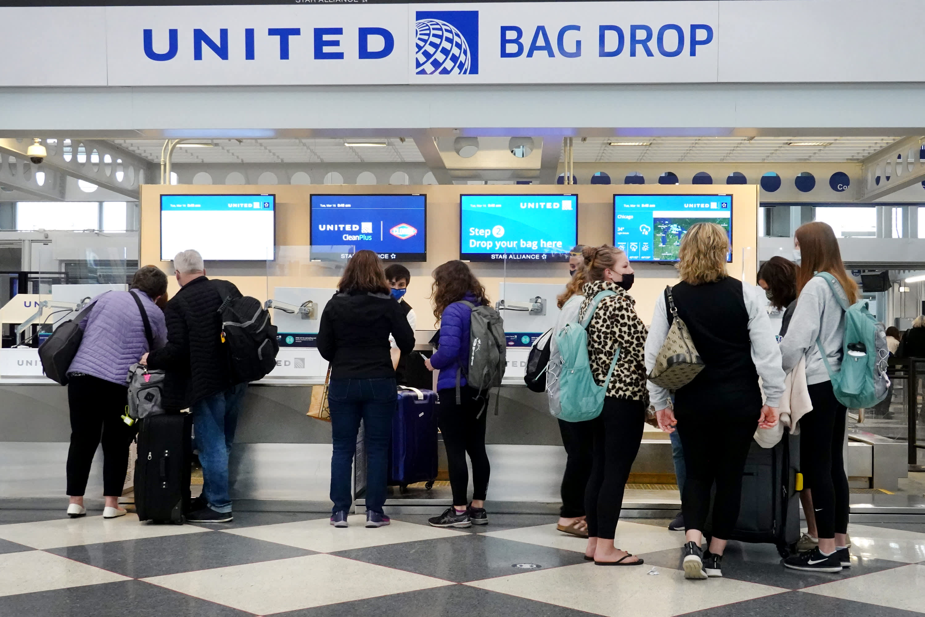 Por que as companhias aéreas estão aumentando as taxas de bagagem e cobrando mais no aeroporto?