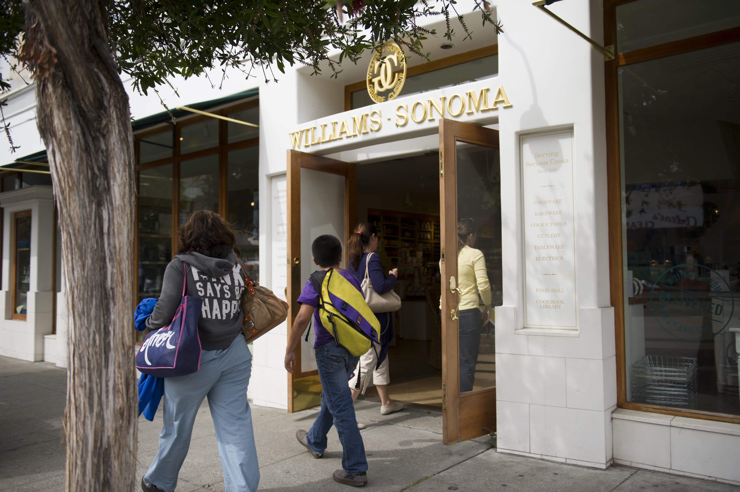 Williams-Sonoma’s earnings are boosted by stay-at-home trends and shares rise