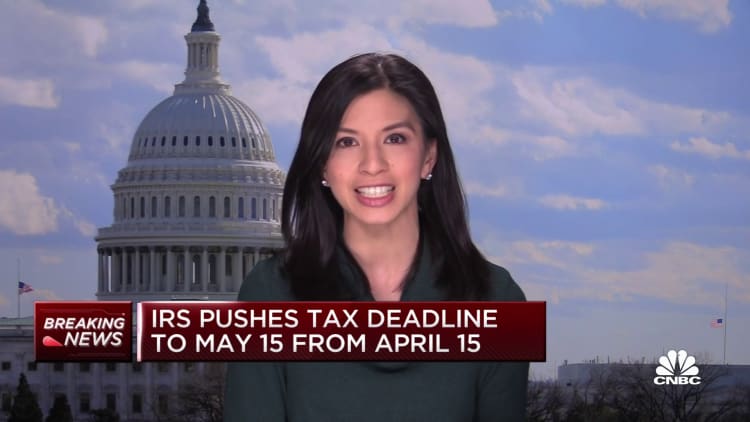 IRS pushes tax deadline to May 15 from April 15