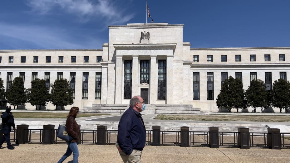 La gente pasa frente al edificio de la Reserva Federal el 19 de marzo de 2021 en Washington, DC.