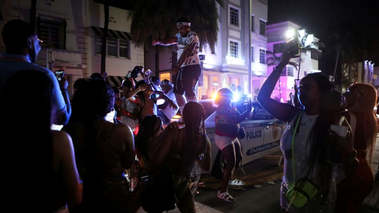 Miami Beach cracks down on unruly, maskless spring break crowds with emergency curfew