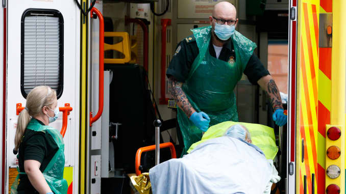 Los paramédicos bajan a un paciente de una ambulancia fuera del departamento de emergencias del Royal London Hospital en Londres, Inglaterra, el 26 de enero de 2021.