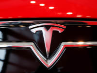 Un logotipo de Tesla en un Model S se fotografía dentro de un concesionario de Tesla en Nueva York.