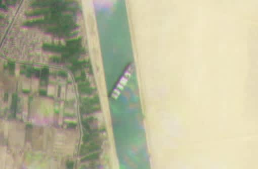 Palydoviniai vienišo laivo, blokuojančio Sueco kanalą Egipte, vaizdai