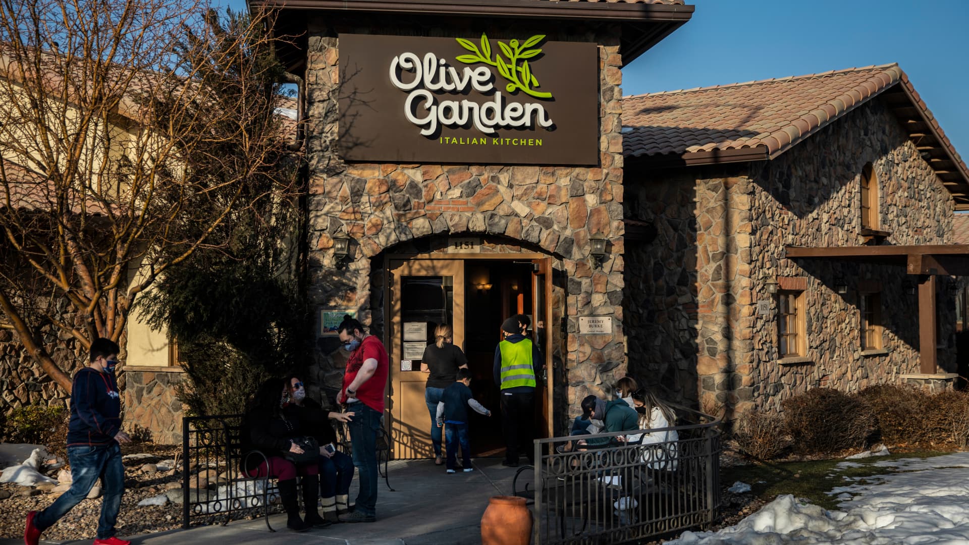 Investors can learn a lot about inflation and the consumer from Olive Garden operator’s conference call