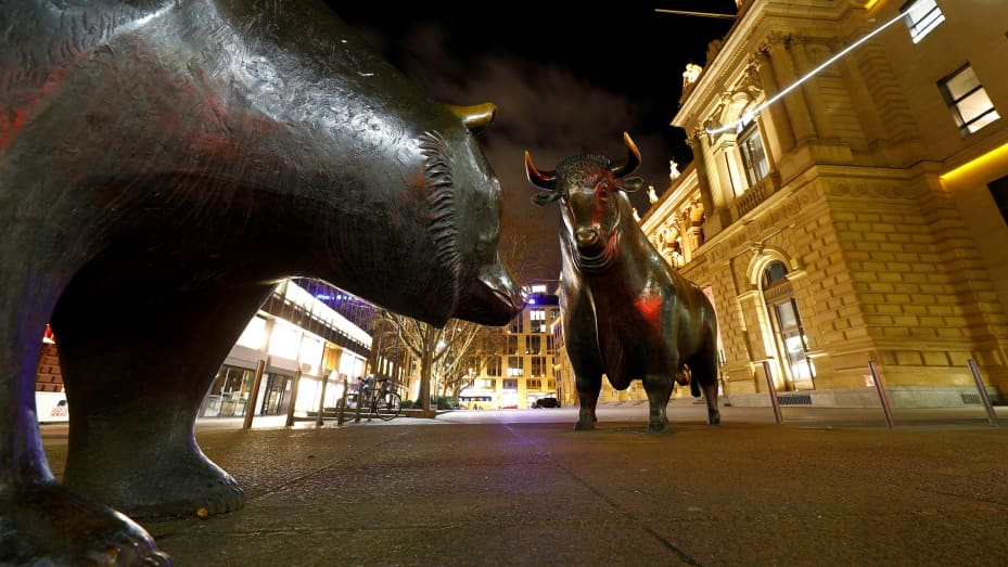 Esculturas de toros y osos frente a la bolsa de valores alemana en Frankfurt, Alemania.