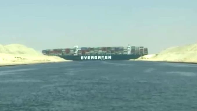Buque de carga "Ever Given" atascado y bloqueando el tráfico en el Canal de Suez