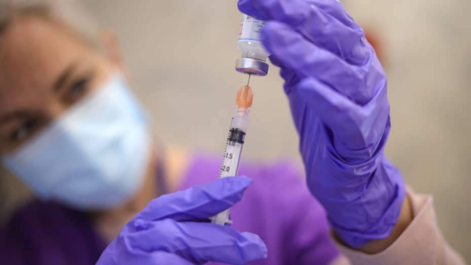 พยาบาลดึงขนาดวัคซีนจากขวดเล็กๆ ในขณะที่ชาวแมริแลนด์ได้รับวัคซีน Moderna coronavirus เข็มที่สองที่ศูนย์ชุมชนคาเมรอนโกรฟเมื่อวันที่ 25 มีนาคม 2564 ในเมืองโบวีรัฐแมริแลนด์