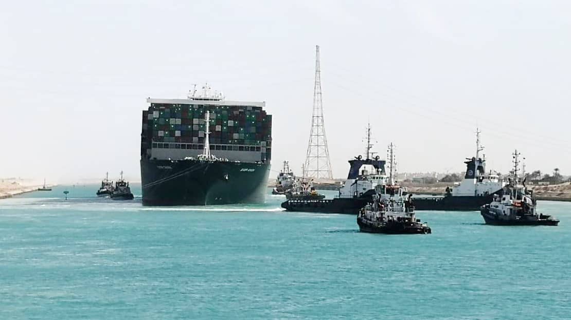 Satiksme tiek atjaunota Suecas kanālā pēc tam, kad atkal iebrauc kravas kuģis Evergiven