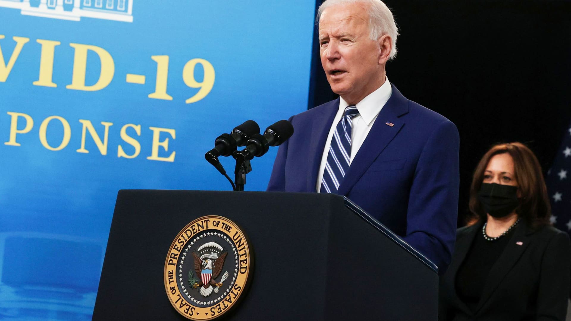 U.S. President Joe Biden, ‪with Vice President Kamala Harris,‬ delivers remarks after a meeting with his COVID-19 Response Team on the coronavirus disease (COVID-19) pandemic and the state of vaccinations, on the White House campus in Washington, March 29, 2021.